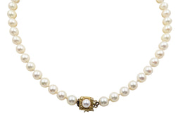 Ladies Cultured Pearl Strand with 14kt Yellow Gold Clasp.