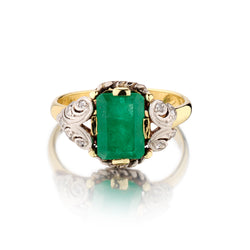 Vintage 18kt Yellow Gold Green Emerald Ring. 2.60 Carat Weight